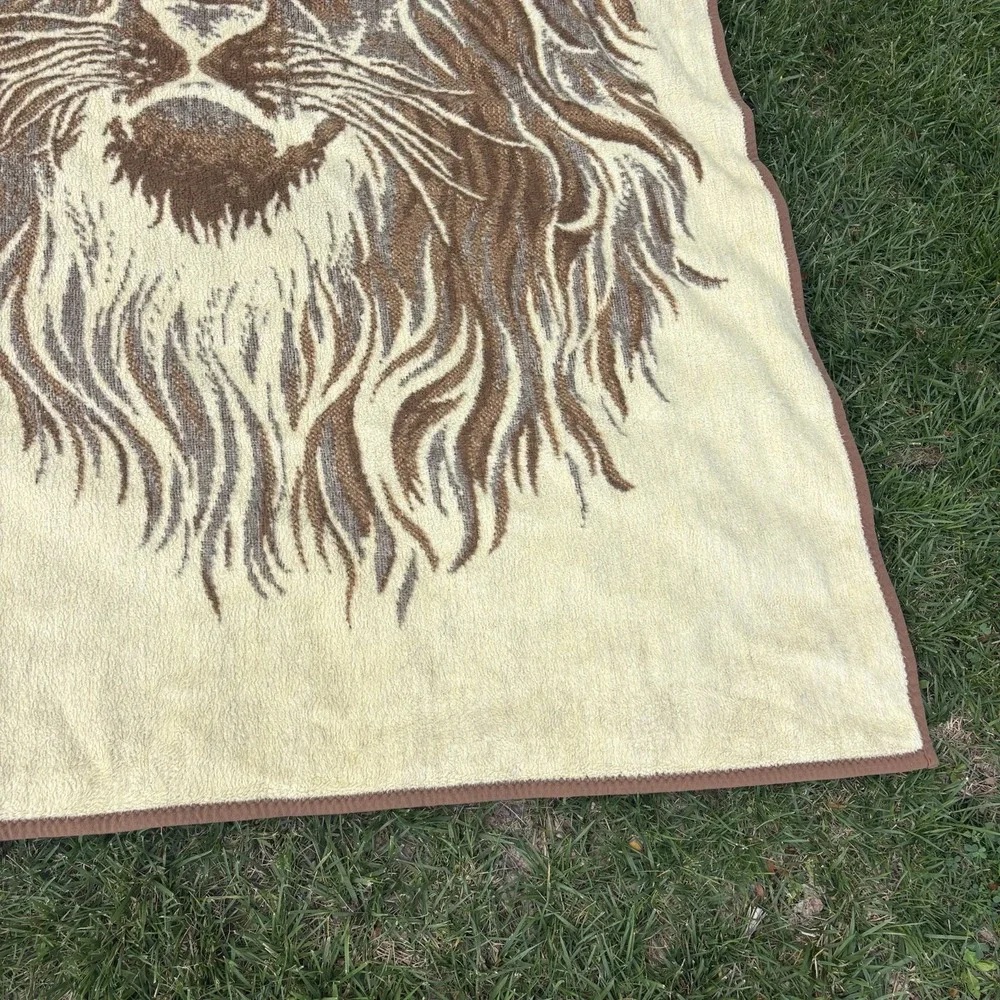 Vintage Lion Blanket Throw Acrylic Crown Crafts Vuteks Brown Reversible 60x80
